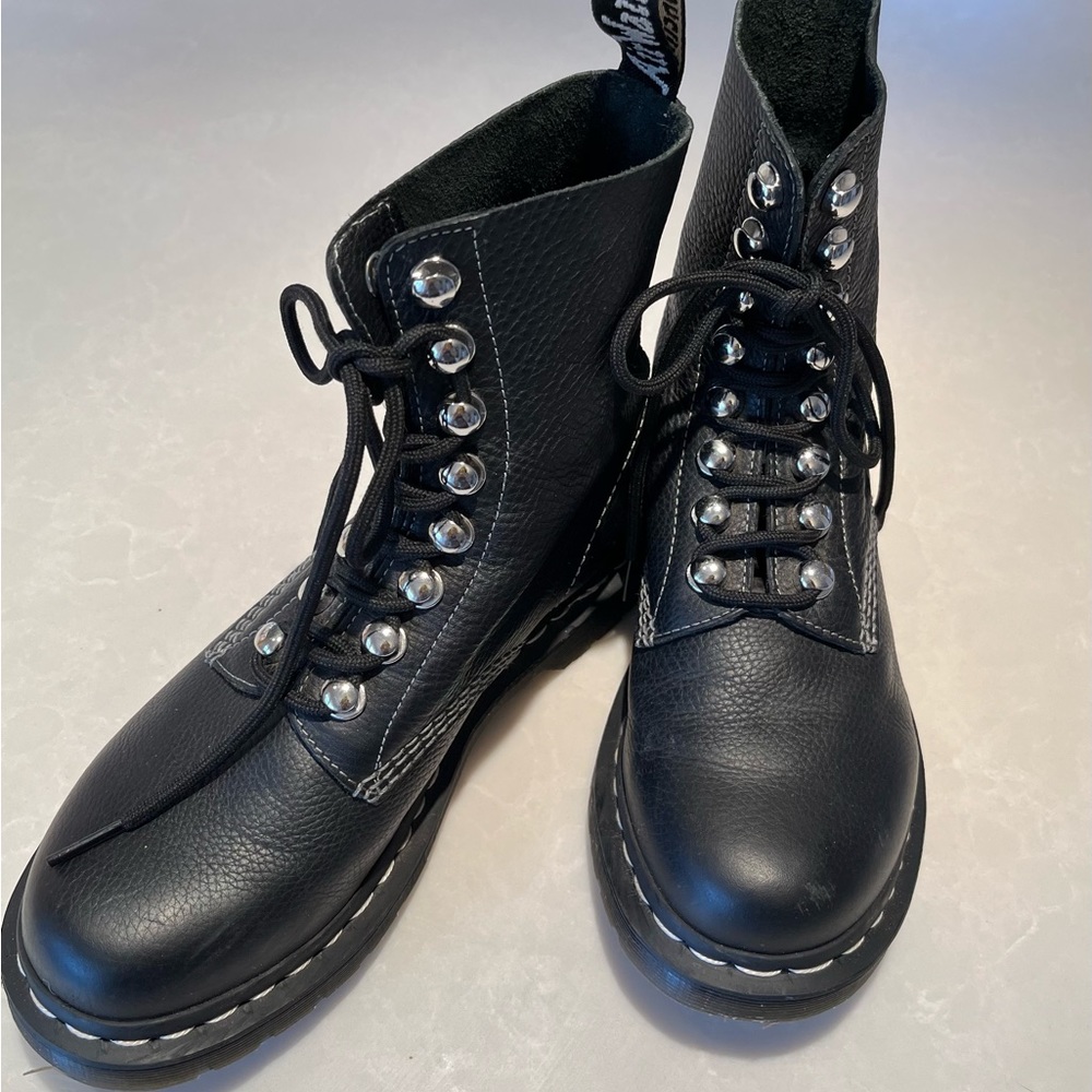 DR. MARTEN’S 1460 PASCAL WOMEN'S HARDWARE LACE UP BOOTS- Black